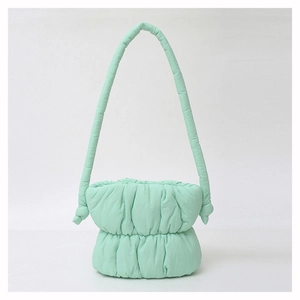 Sac à épaule en nylon vert menthe au design bouffant avec texture plissée et nœuds décoratifs