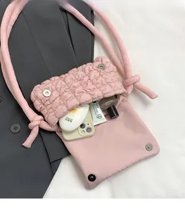 Detailansicht einer rosa gesteppten Puffertasche mit Platz für Kosmetik und Essentials