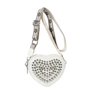 Sac bandoulière élégant en PU blanc en forme de cœur avec clous argentés et sangle