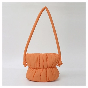 Sac seau matelassé orange chic en nylon rembourré avec un design plissé nuageux