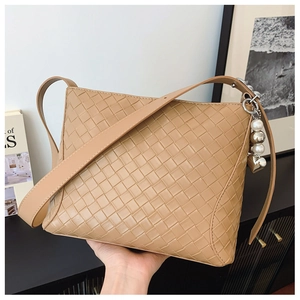 Women Woven PU Leather Shoulder Bag With Heart Artificial Pearl Charm Square Crossbody Bag Minimalist Fashion Urban Daily Handbag