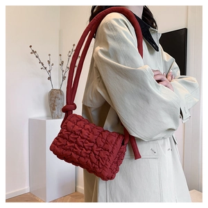 Detailansicht der tiefroten gesteppten Nylon-Handtasche mit markanter Popcorn-Struktur
