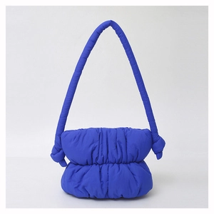 Sac à bandoulière matelassé bleu roi tendance avec plis élégants et texture nylon