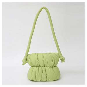 Sac seau matelassé vert pâle en nylon avec bandoulière épaisse à nœud décoratif