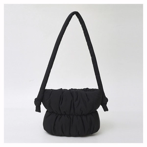 Sac seau matelassé noir à la mode avec design plissé et bandoulière à nœud décoratif