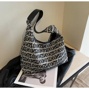 Minimalist summer knit shoulder bag with jacquard pattern and black leather strap