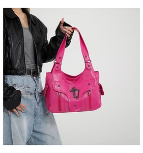 Detailansicht der Punk-Tasche mit großem Metallkreuz und dekorativen Nieten-Details