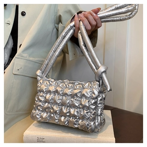 Detailansicht der silbernen gesteppten Bubble-Tasche mit modischem Knoten am Schultergurt