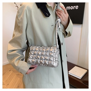 Detailansicht der gesteppten Nylon-Schultertasche in Silber mit modischem Knotendetail