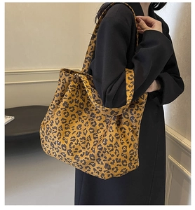 Détail du sac cabas tendance à motif léopard avec texture en toile douce et spacieuse