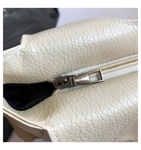 Detail der PU-Ledertasche mit Lychee-Muster, mattem Silberreißverschluss und Innenfutter