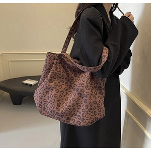 Gros plan du sac fourre-tout à imprimé léopard avec un design spacieux pour le quotidien