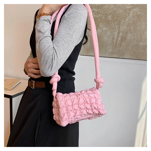 Detailaufnahme der pinkfarbenen Steppstruktur und Knotendetails an einer Nylon-Tasche