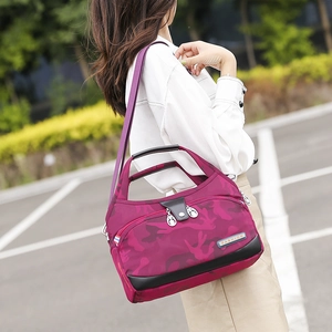 Sac fourre-tout en tissu Oxford camouflage magenta pour femme avec bandoulière et étiquette