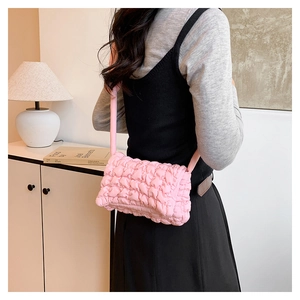 Rosa gesteppte Nylon-Schultertasche mit weicher Faltentextur und schickem Riemen
