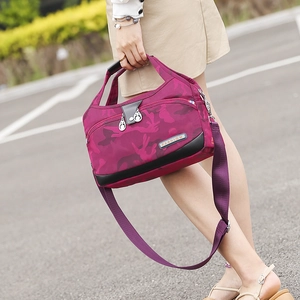 Sac bandoulière camo violet en oxford avec sangle large et étiquette en métal en extérieur