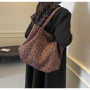Détail du grand sac cabas tendance en toile à motif léopard avec texture de tissu épais