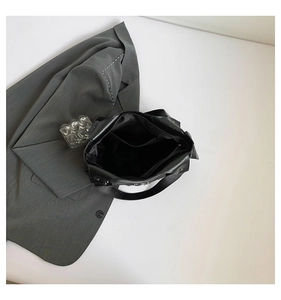 Innenansicht der schwarzen PU-Leder-Einkaufstasche mit mehreren Taschen und Futter