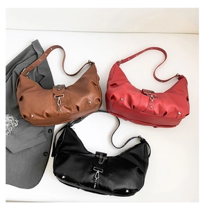 Vue détaillée de trois sacs hobo en cuir PU en marron, rouge et noir avec détails de croix