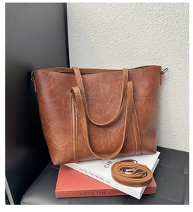 Vue détaillée du grand sac cabas vintage en cuir PU marron avec poignées et bandoulière