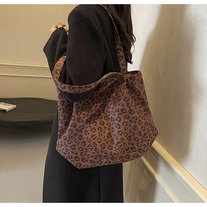 Gros plan du sac cabas en toile à motif léopard avec large bandoulière et grand volume