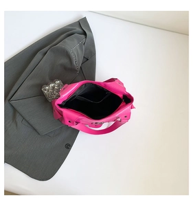 Detail der fuchsiafarbenen Ledertasche mit schwarzem Futter und Reißverschlussfach