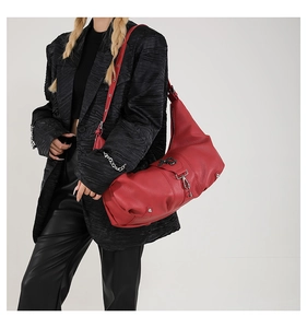 Détail du sac à bandoulière en cuir PU rouge avec chaîne en métal vintage et boucle