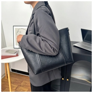 Détail de la texture d'un grand sac cabas noir en cuir PU pour le travail et le bureau