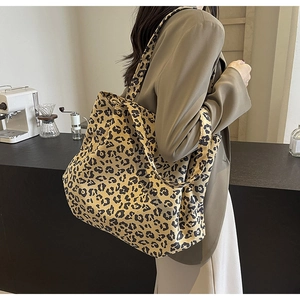 Vue détaillée du sac cabas en toile à motif léopard avec bandoulière large et spacieuse