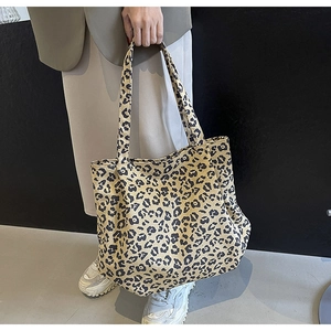 Détail d'un grand sac cabas en toile avec motif léopard classique et bandoulière robuste