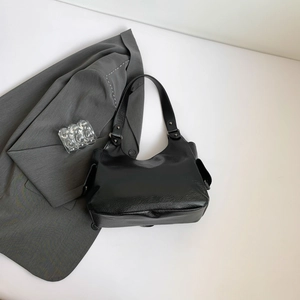 Minimalistische schwarze PU-Hobo-Tasche mit Kieseltextur und Seitentaschen im 45-Grad-Winkel