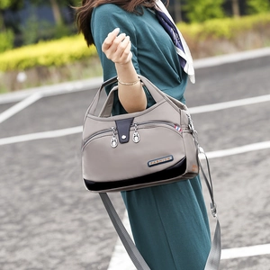 Sac à bandoulière taupe polyvalent pour femme en nylon avec bordure noire et sangle