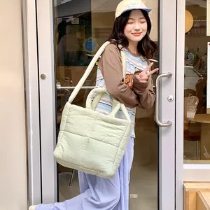 Borsa tote trapuntata verde menta con lunghe tracolle e morbido tessuto di nylon