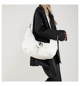 Grand sac hobo en cuir PU blanc avec une boucle métallique en forme de croix noire