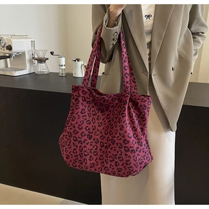 Détail du sac fourre-tout à motif léopard rouge et noir en toile de coton robuste