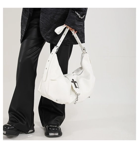 Détail du grand sac Hobo blanc en cuir PU avec croix en métal noir et bandoulière réglable