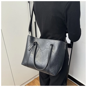 Détail du grand sac cabas noir avec une texture de cuir vintage à effet froissé