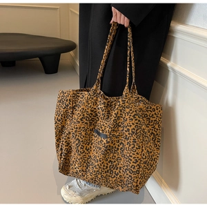 Sac fourre-tout en toile à imprimé léopard stylé avec un manteau noir et baskets