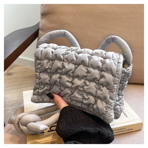 Detail der graublauen gesteppten Puffer-Tasche aus Nylon mit Knotenschultergurt