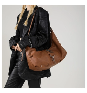 Détail du sac hobo en cuir PU marron avec texture litchi et chaîne métallique