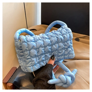 Detailansicht der hellblauen gesteppten Nylon-Handtasche mit verknotetem Griffdekor