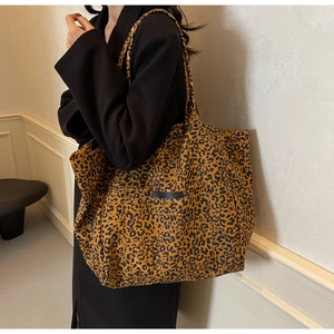 Gros plan d'un grand sac cabas léopard avec poche extérieure et texture de tissu