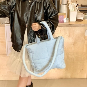 Dettaglio borsa shopper trapuntata celeste con texture morbida e doppia tracolla imbottita