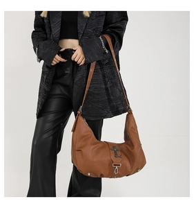 Détails du sac hobo en cuir PU marron avec croix argentée et rivets décoratifs