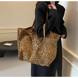 Vue détaillée du grand sac cabas en toile à imprimé léopard avec poche frontale