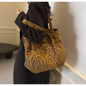 Gros plan détaillé d'un grand sac cabas en tissu à motif léopard avec une bandoulière large