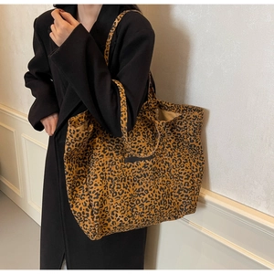 Détail du sac cabas léopard tendance avec une grande poche avant et texture en toile