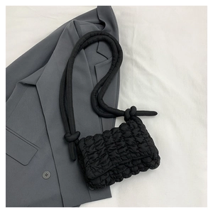 Minimalistische schwarze gesteppte Nylon-Schultertasche mit Knotengurt und Puffer-Textur