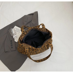 Détail du sac cabas tendance en toile imprimé léopard avec fermeture éclair et intérieur