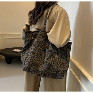 Détail du sac cabas léopard rétro montrant la texture et l'ajustement de la bandoulière